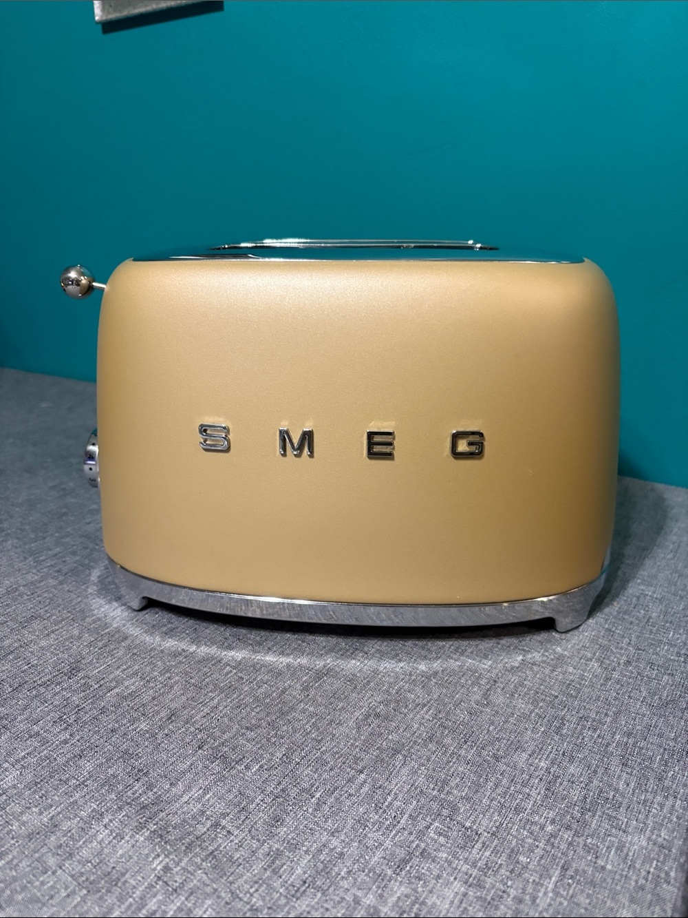 SMEG 2-Slice Retro Toaster in Matted gold